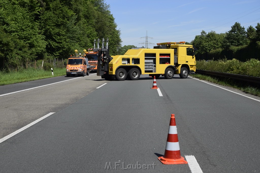 LKW in Boeschung A 3 Rich Frankfurt Hoehe Roesrath Lohmar P222.JPG - Miklos Laubert